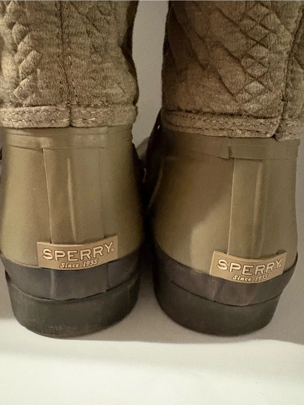 Chic Sperry Olive Colored Quilted Shaft Rain Boots with Buckle Strap Size 8